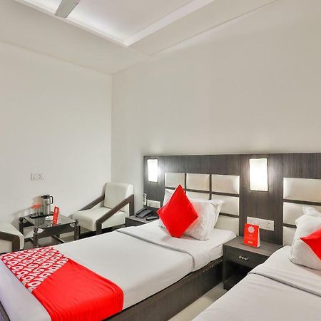 Oyo 2351 Hotel Golden Plaza 아흐메다바드 외부 사진
