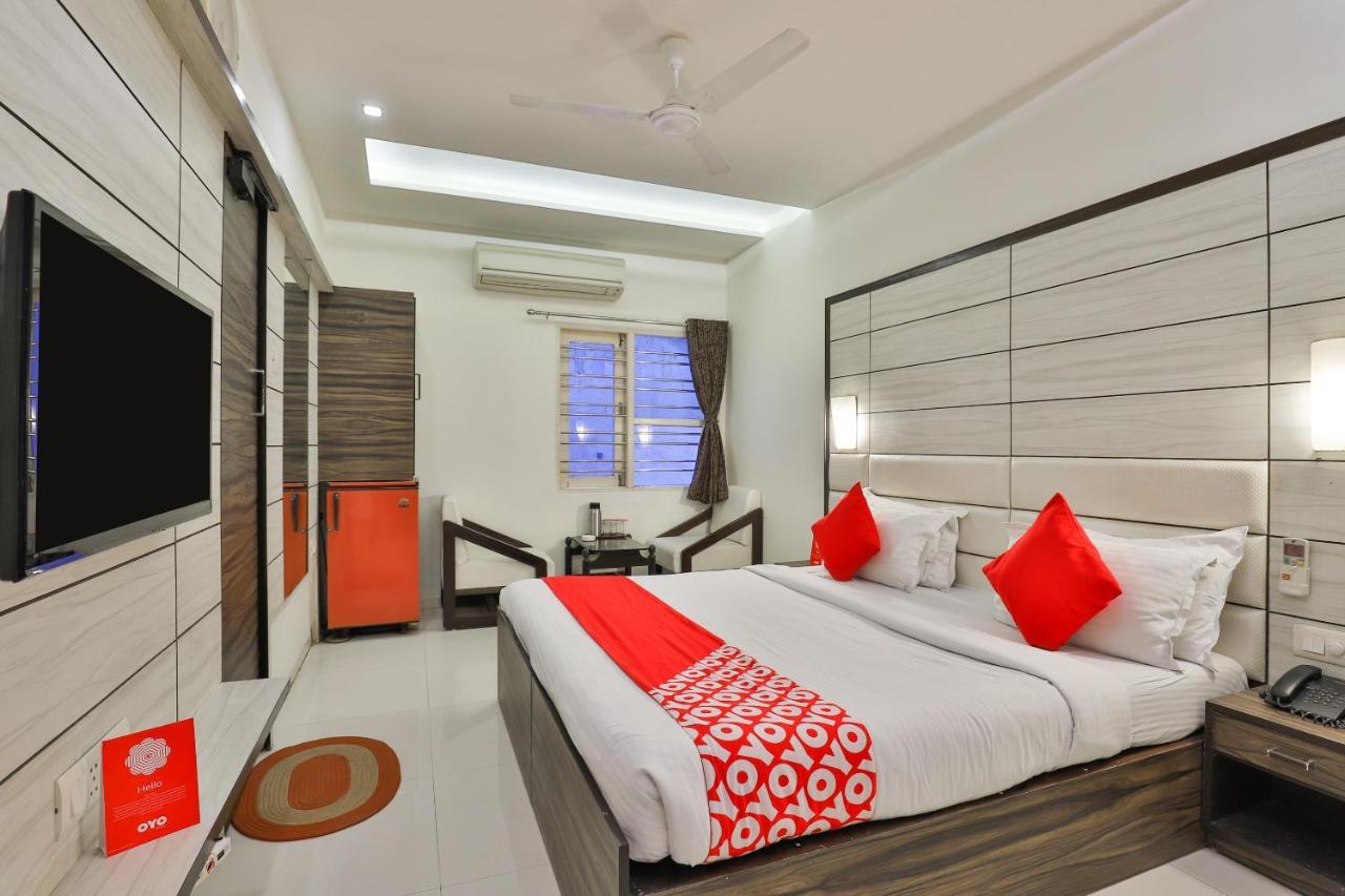 Oyo 2351 Hotel Golden Plaza 아흐메다바드 외부 사진
