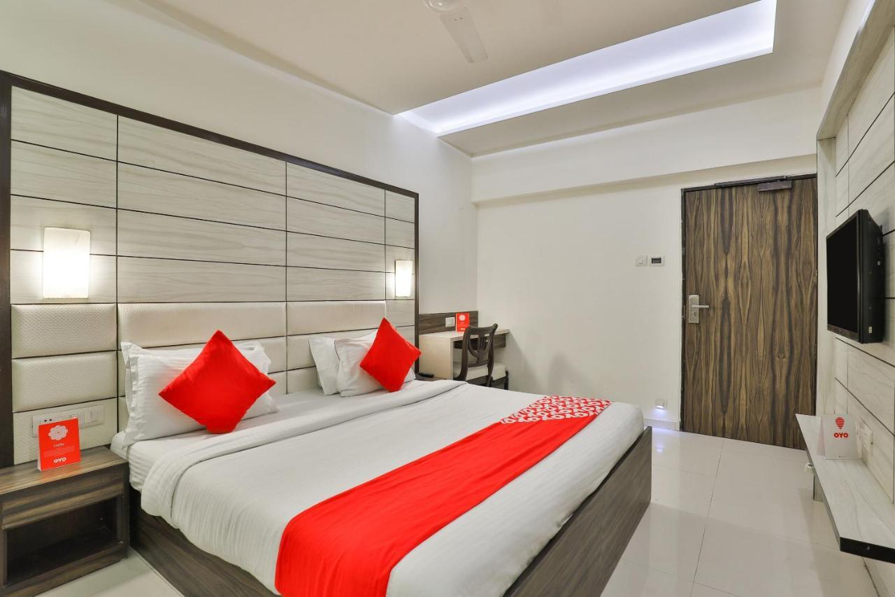 Oyo 2351 Hotel Golden Plaza 아흐메다바드 외부 사진