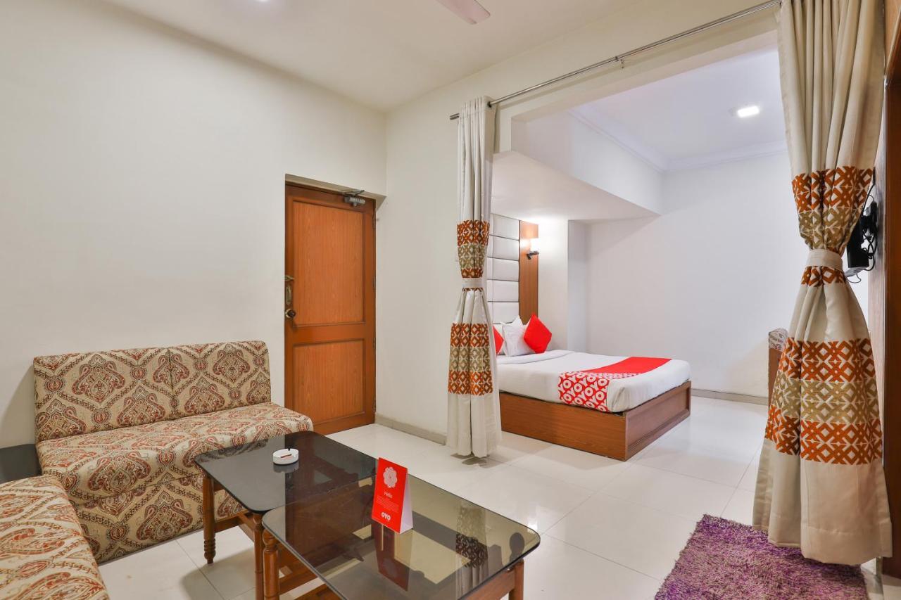 Oyo 2351 Hotel Golden Plaza 아흐메다바드 외부 사진