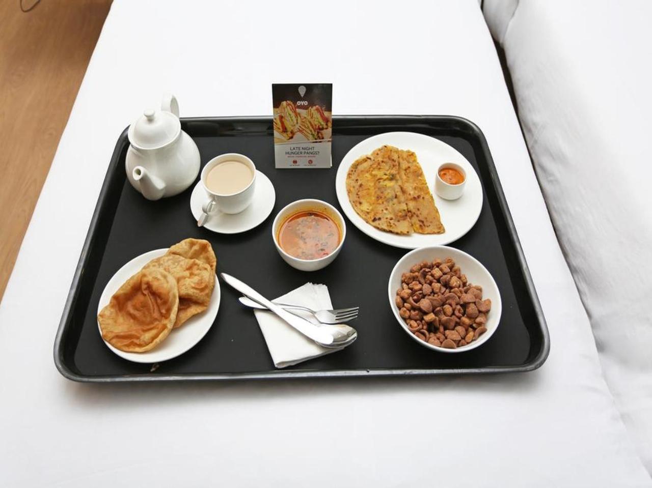 Oyo 2351 Hotel Golden Plaza 아흐메다바드 외부 사진