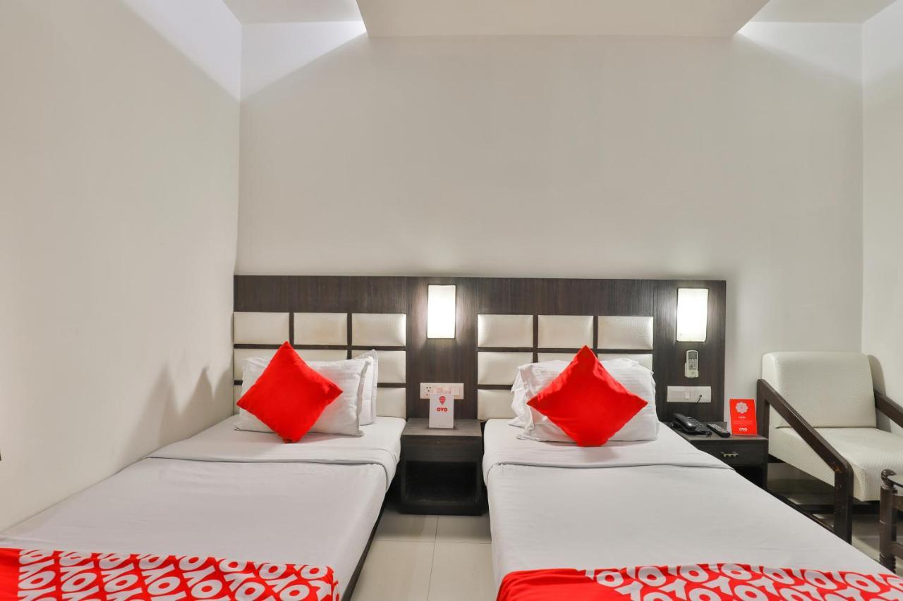 Oyo 2351 Hotel Golden Plaza 아흐메다바드 외부 사진