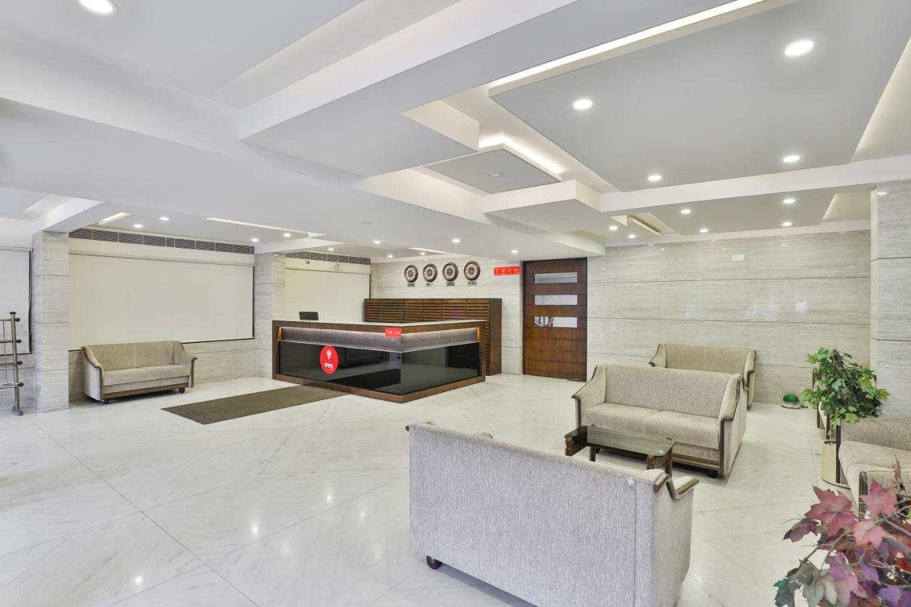 Oyo 2351 Hotel Golden Plaza 아흐메다바드 외부 사진