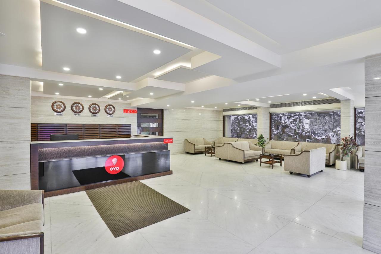 Oyo 2351 Hotel Golden Plaza 아흐메다바드 외부 사진