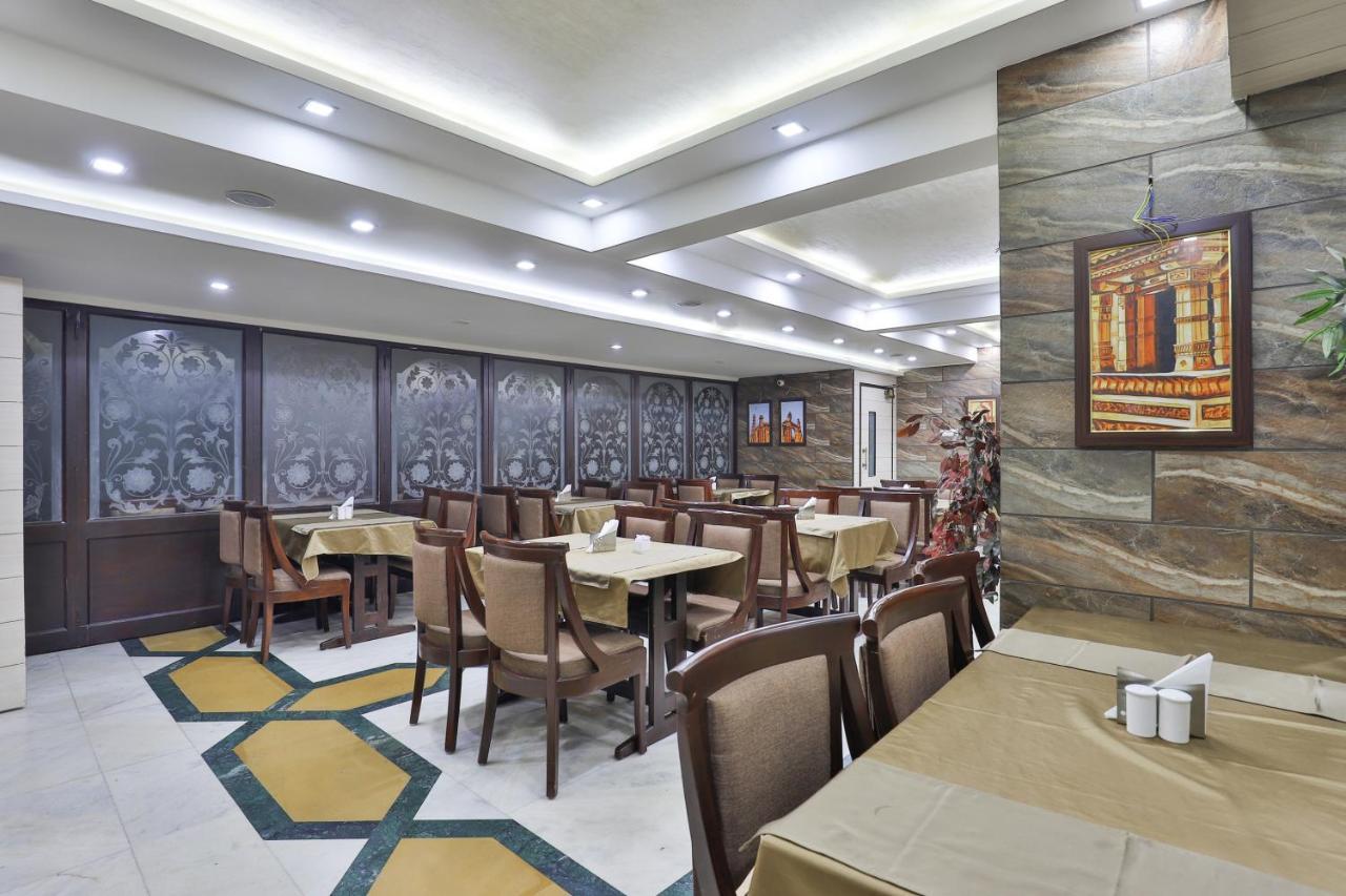 Oyo 2351 Hotel Golden Plaza 아흐메다바드 외부 사진