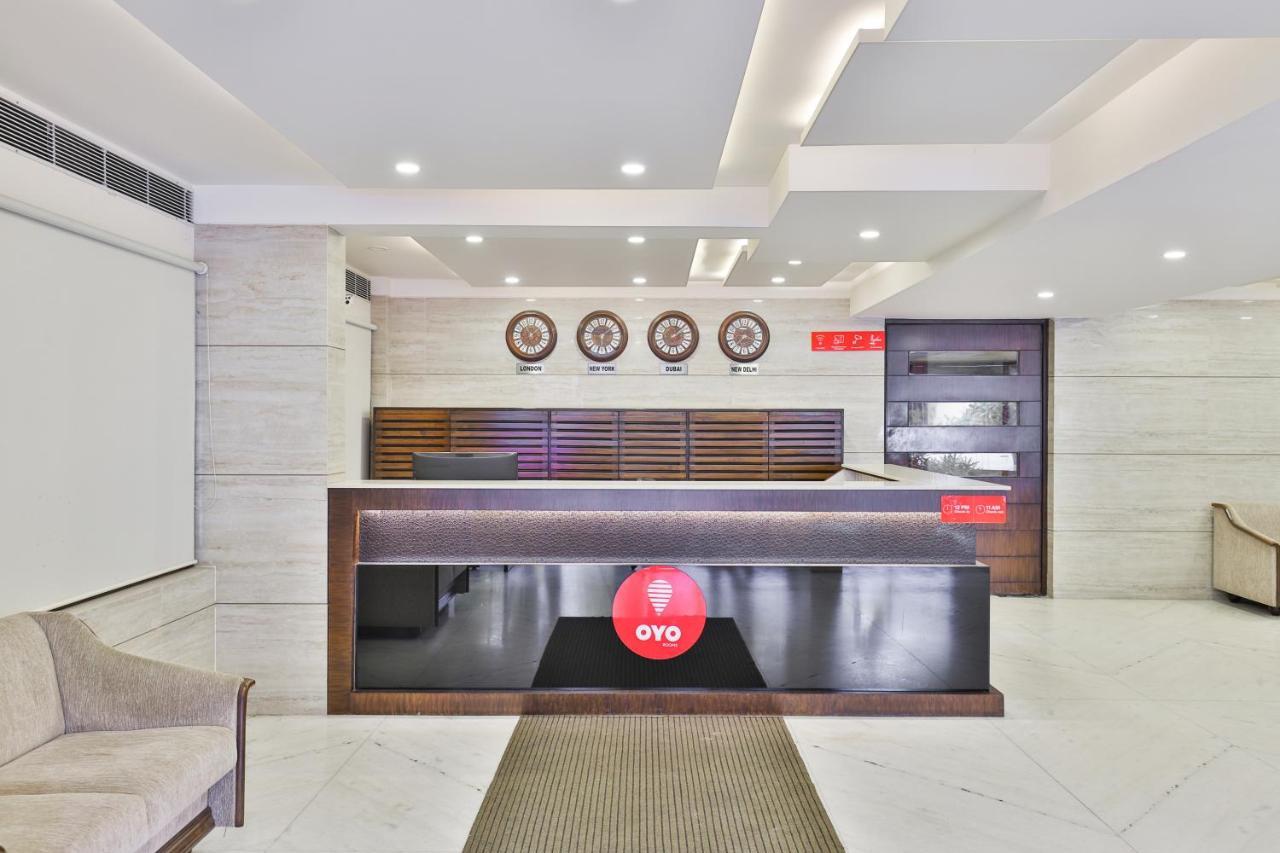 Oyo 2351 Hotel Golden Plaza 아흐메다바드 외부 사진