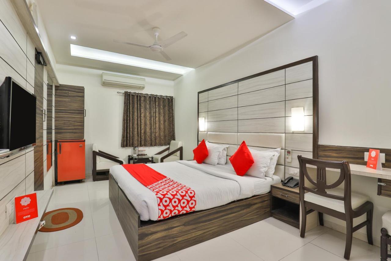 Oyo 2351 Hotel Golden Plaza 아흐메다바드 외부 사진