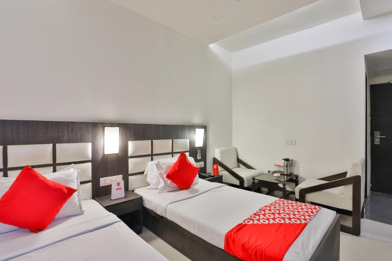 Oyo 2351 Hotel Golden Plaza 아흐메다바드 외부 사진