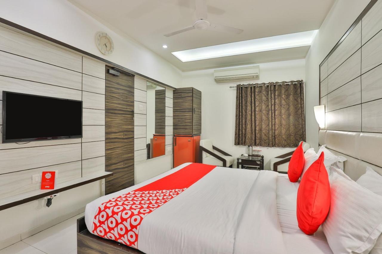 Oyo 2351 Hotel Golden Plaza 아흐메다바드 외부 사진
