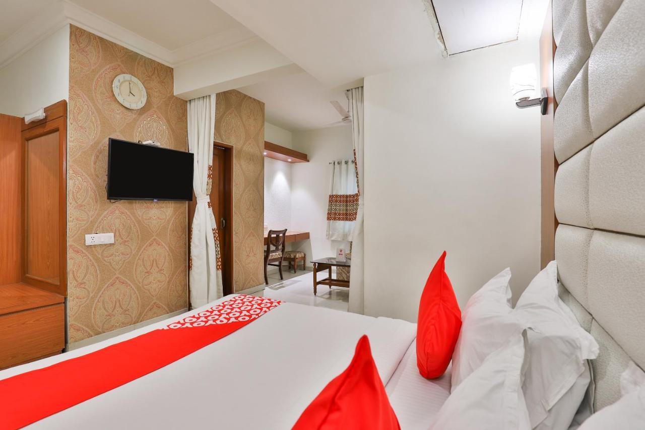 Oyo 2351 Hotel Golden Plaza 아흐메다바드 외부 사진