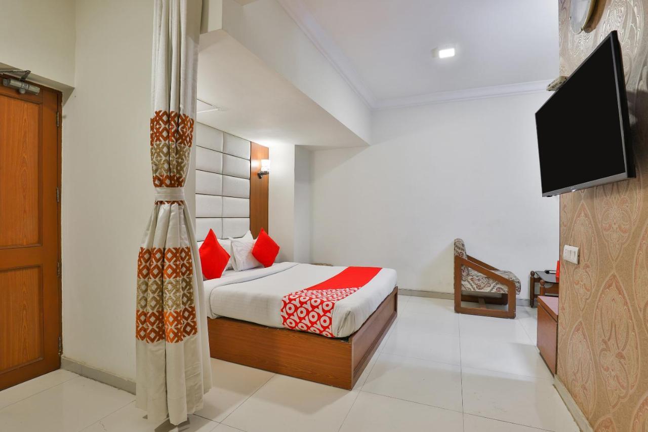 Oyo 2351 Hotel Golden Plaza 아흐메다바드 외부 사진