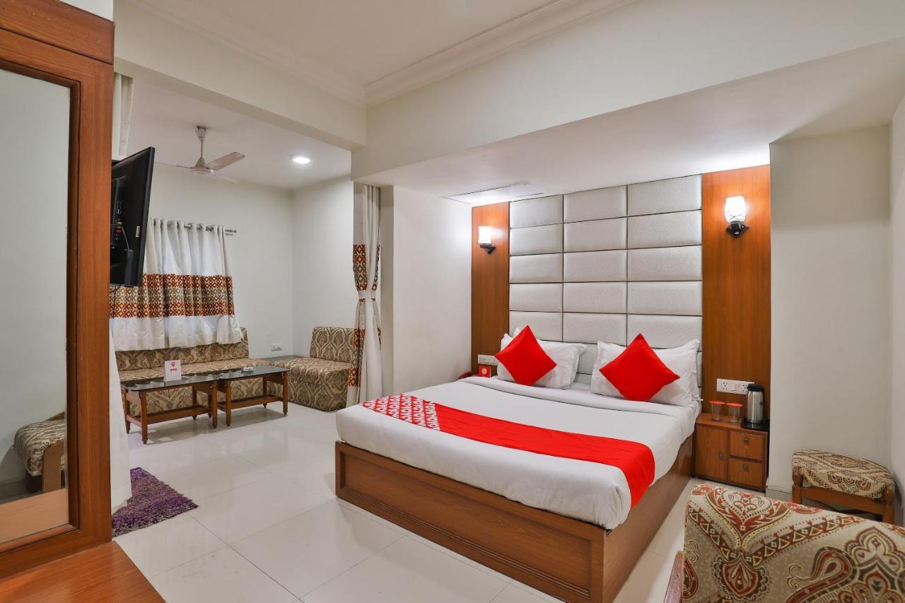 Oyo 2351 Hotel Golden Plaza 아흐메다바드 외부 사진