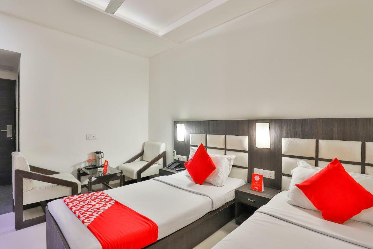 Oyo 2351 Hotel Golden Plaza 아흐메다바드 외부 사진