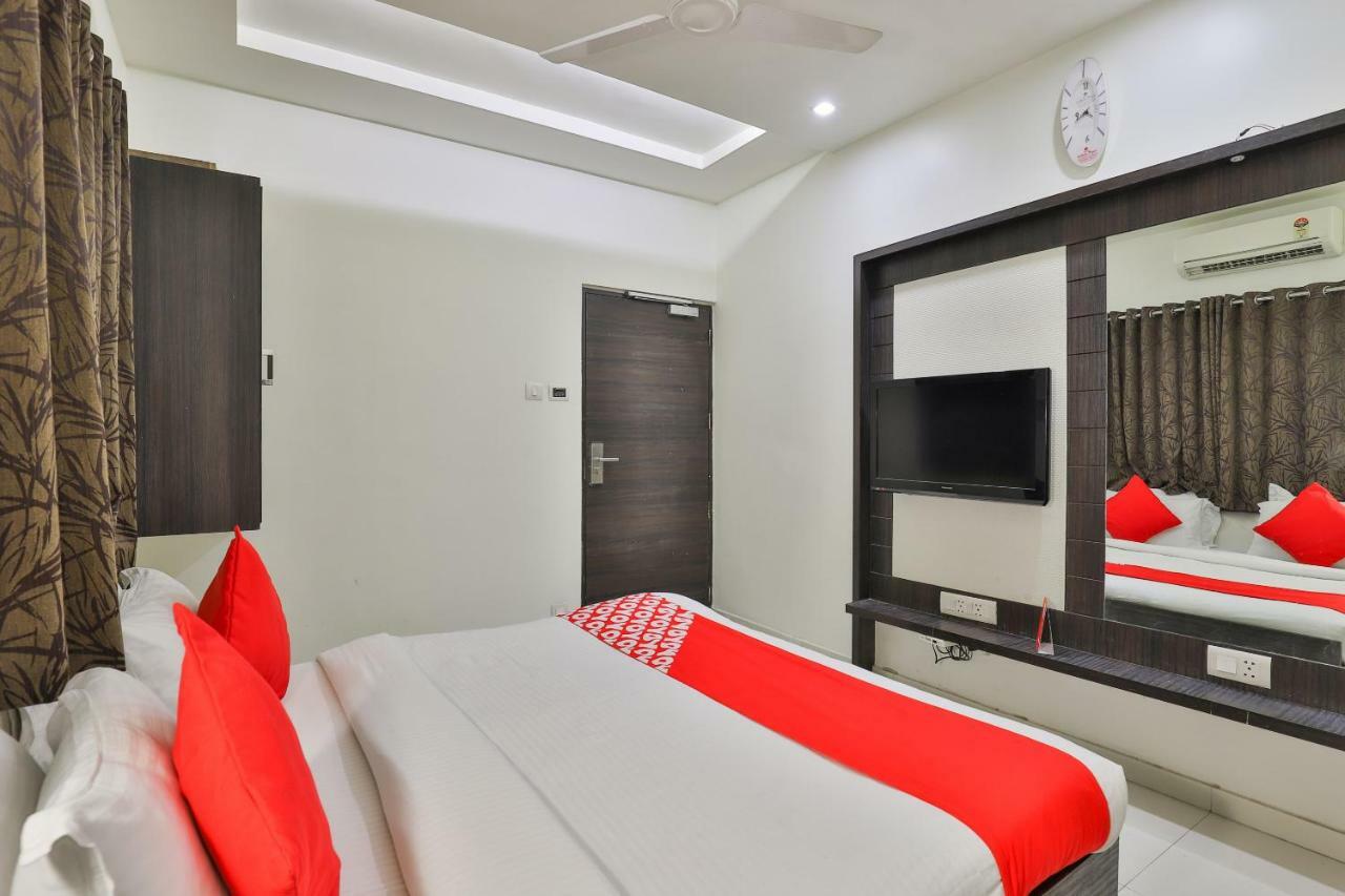 Oyo 2351 Hotel Golden Plaza 아흐메다바드 외부 사진