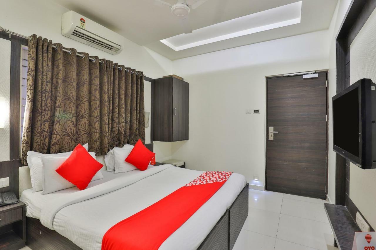 Oyo 2351 Hotel Golden Plaza 아흐메다바드 외부 사진