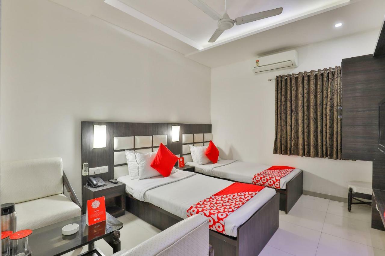 Oyo 2351 Hotel Golden Plaza 아흐메다바드 외부 사진