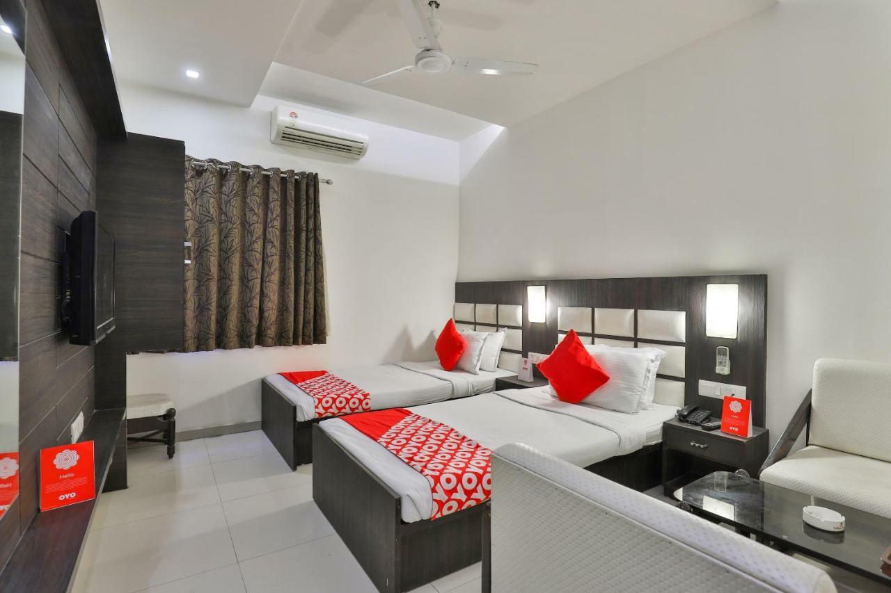 Oyo 2351 Hotel Golden Plaza 아흐메다바드 외부 사진